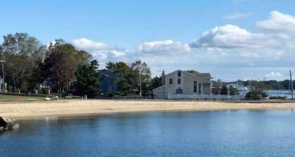 BEACH BUM CARRIAGE HOUSE with kayaks - steps to beach, park, marinas & brewery!