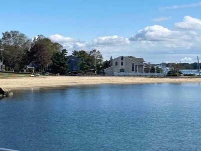 BEACH BUM CARRIAGE HOUSE with kayaks - steps to beach, park, marinas & brewery!