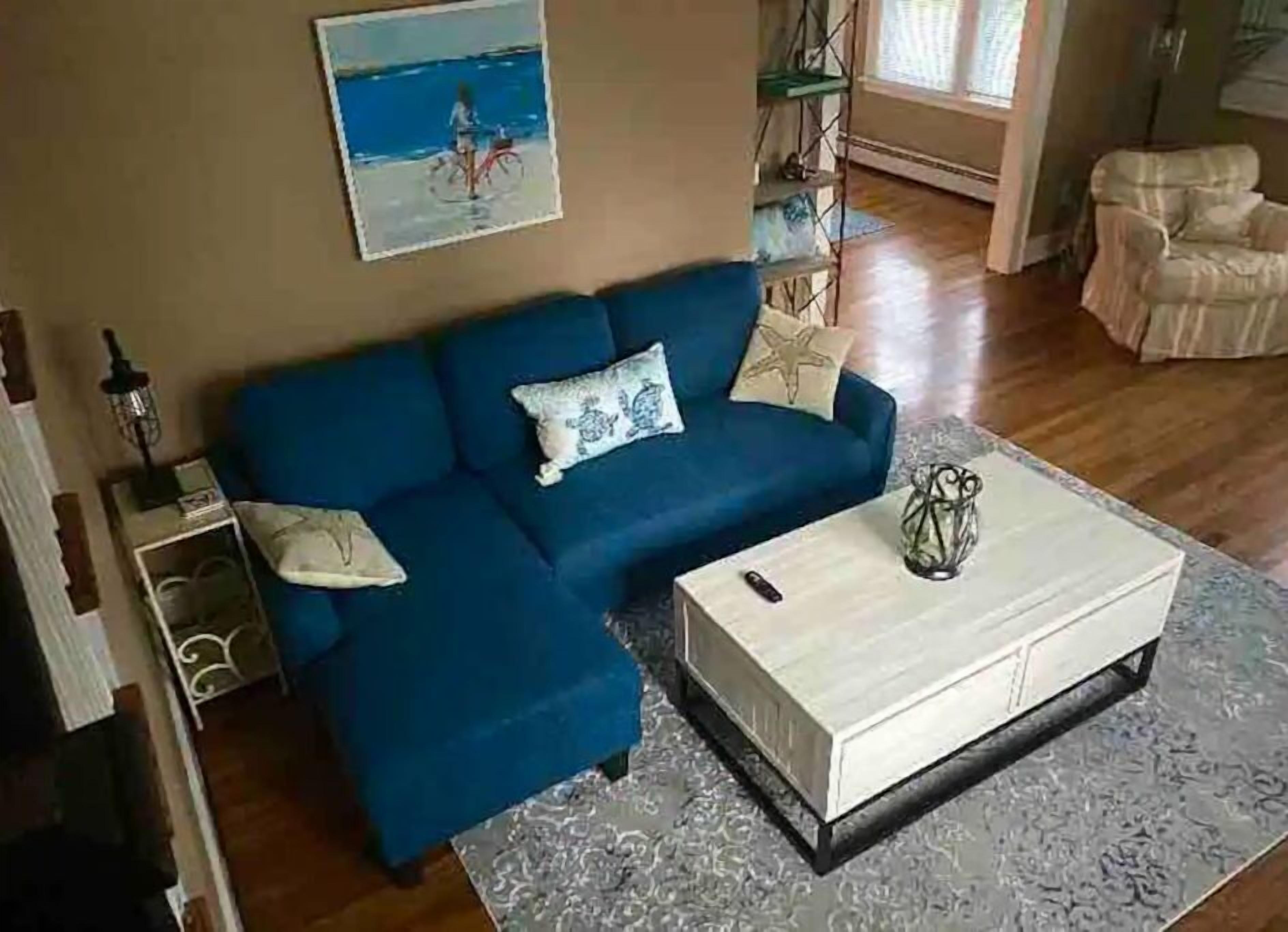 BEACH BUM CARRIAGE HOUSE with kayaks - steps to beach, park, marinas & brewery!