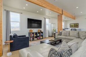 Smart TV, table tennis, books, computer monitors - Newly renovated Barnhouse on 13 acres brings you a modern feel to your retreat. (Grand Junction)