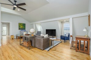 Smart-TV, Tischtennisplatte, Bücher, Computerbildschirme