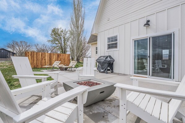 Terrace/patio - Newly renovated Barnhouse on 13 acres brings you a modern feel to your retreat. (Grand Junction)