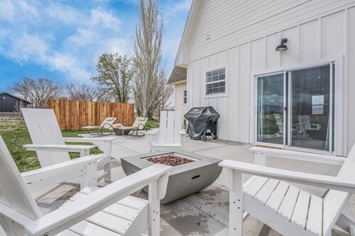 Newly renovated Barnhouse on 13 acres brings you a modern feel to your retreat. 