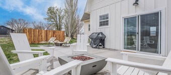 Newly renovated Barnhouse on 13 acres brings you a modern feel to your retreat. 