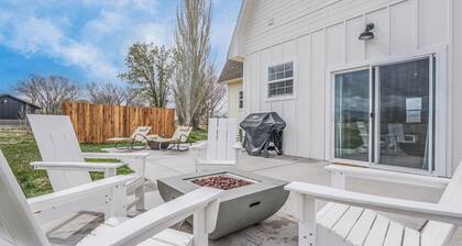 Newly renovated Barnhouse on 13 acres brings you a modern feel to your retreat.