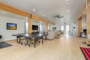 Smart TV, ping pong, books, computer monitors