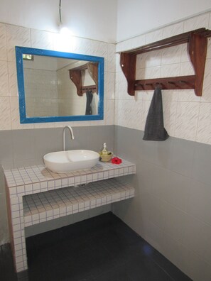 经济双人房或双床房 | 浴室 | 淋浴设施、毛巾、肥皂、卫生纸