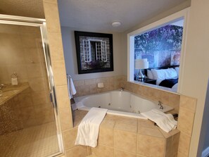 Bañera de hidromasaje, secador de pelo, toallas y jabón