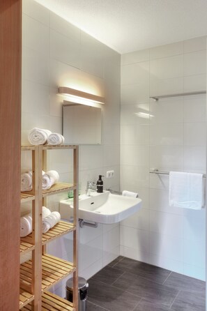 シャワー、ヘアドライヤー、タオル、トイレットペーパー