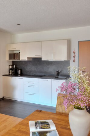 Frigorifero, microonde, forno, piano cottura