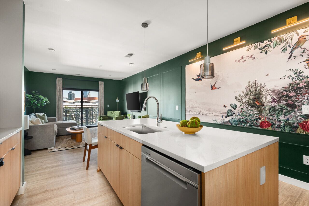 Luxe Apt | Balcony, Pool, Gym, Park