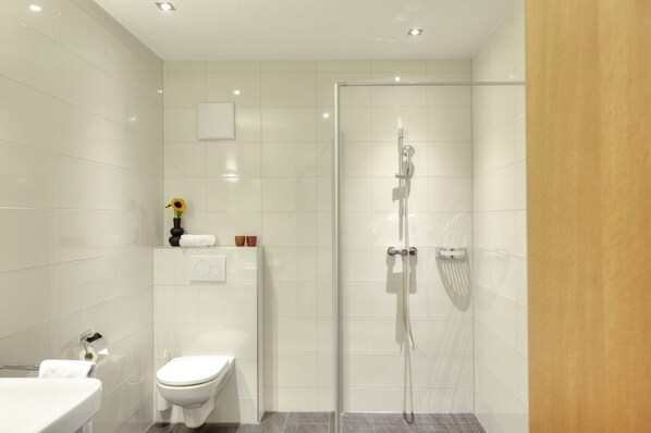 Dusche, Haartrockner, Handtücher, Toilettenpapier