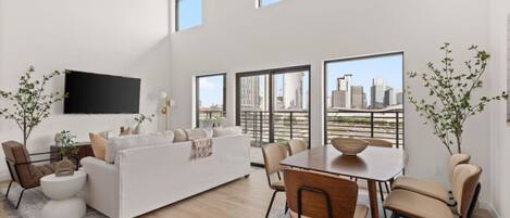 TV connectée, table de tennis de table, chaîne hi-fi