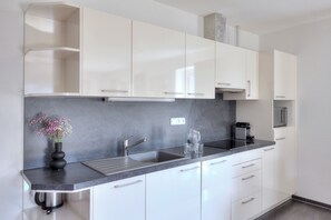 Een koelkast, een magnetron, een oven, een kookplaat