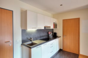 Réfrigérateur, micro-ondes, plaque de cuisson, lave-vaisselle