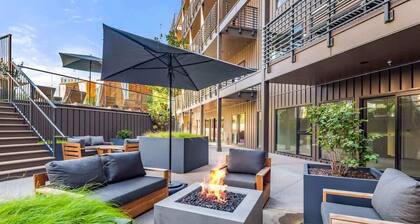 The Grand Social|Designer Condo|Balcony, Pool, Gym