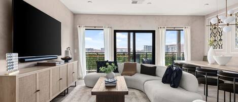 TV connectée, table de tennis de table, livres