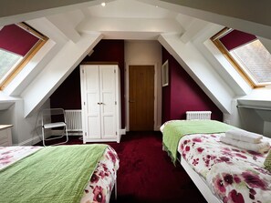 2 chambres, fer et planche à repasser, lit de bébé portatif