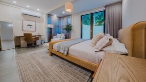 Un dormitorio moderno con una cama grande, un escritorio y una silla.