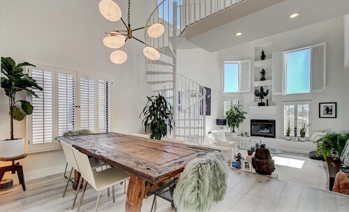 
"Your Ideal Coastal Retreat! Walking Distance to Everything You Need!