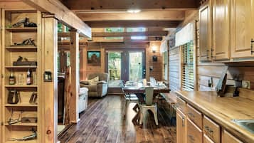 Cabaña, varias camas, hidromasaje | Cocina privada | Refrigerador, microondas, horno y parrilla de estufa