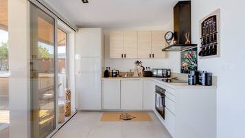 Réfrigérateur, micro-ondes, four, lave-vaisselle