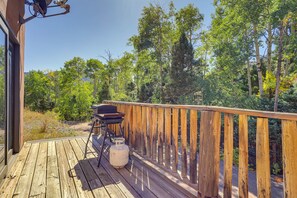 Terrace/patio - Serene Amalia Cabin w/ Deck & Mountain Views (Amalia)