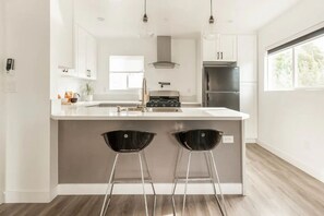 Kjøleskap, mikrobølgeovn, ovn og kokeplater