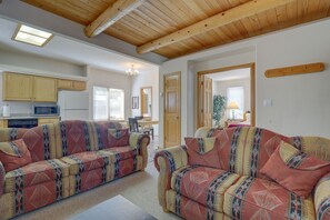 TV, fireplace - Charming Amalia Retreat w/ Fireplace & Grill! (Amalia)