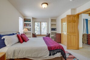 1 bedroom, Internet, bed sheets - Charming Amalia Retreat w/ Fireplace & Grill! (Amalia)