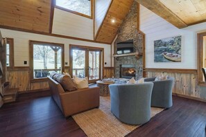 Een smart-tv en een open haard