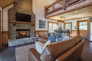 Een smart-tv en een open haard