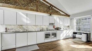 Basic House, 1 King Bed with Sofa bed | Private kitchen | Fridge, microwave, oven, stovetop - Luxury Loft-style Mews House (London)