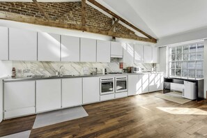 Hus Basic - 1 kingsize-säng med bäddsoffa | Eget kök | Kylskåp, mikrovågsugn, ugn och spishäll