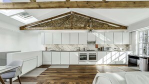 Basic House, 1 King Bed with Sofa bed | Private kitchen | Fridge, microwave, oven, stovetop - Luxury Loft-style Mews House (London)