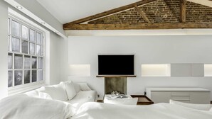 Basic House, 1 King Bed with Sofa bed | 1 bedroom, desk, laptop workspace, iron/ironing board - Luxury Loft-style Mews House (London)