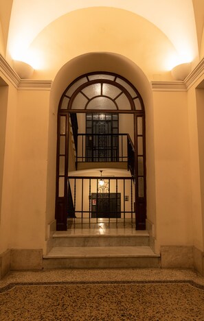 Interior - Elegant and spacious suite in upscale setting within walking distance of Villa Borghese. (Roma)