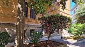 Exterior detail - Elegant and spacious suite in upscale setting within walking distance of Villa Borghese. (Roma)
