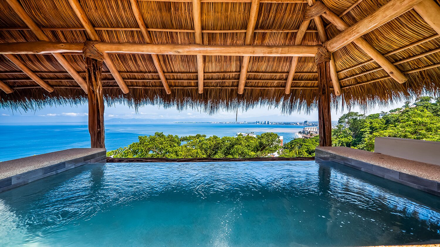 Een verwarmd zwembad