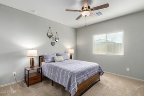 3 chambres, fer et planche à repasser, Wi-Fi, draps fournis