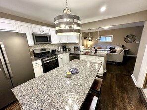 雪櫃、微波爐、焗爐、爐具