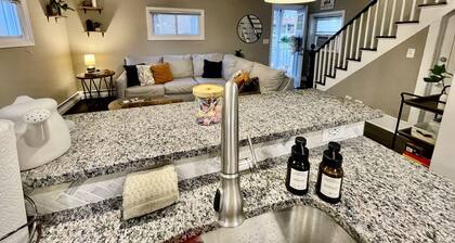 Newly Renovated Saratoga Home - Walkable to town!