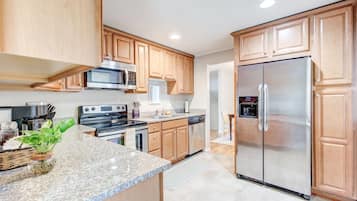 Tủ lạnh, lò nướng, máy rửa bát, dụng cụ pha cà phê/trà