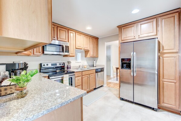 Großer Kühlschrank, Ofen, Geschirrspüler