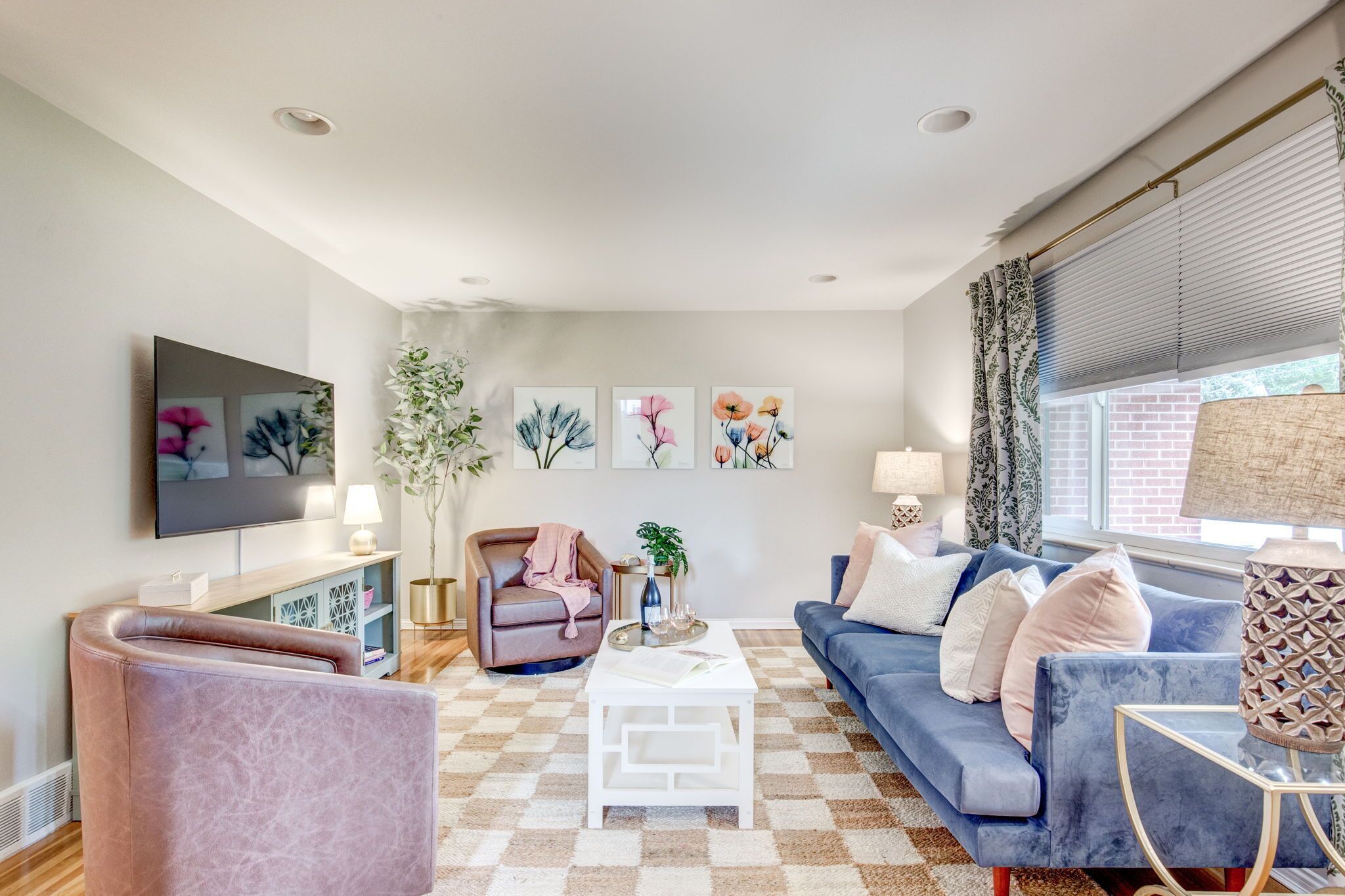 TV màn hình phẳng 68-inch có truyền hình kỹ thuật số, lò sưởi 