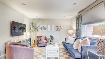 TV màn hình phẳng 68-inch có truyền hình kỹ thuật số, lò sưởi