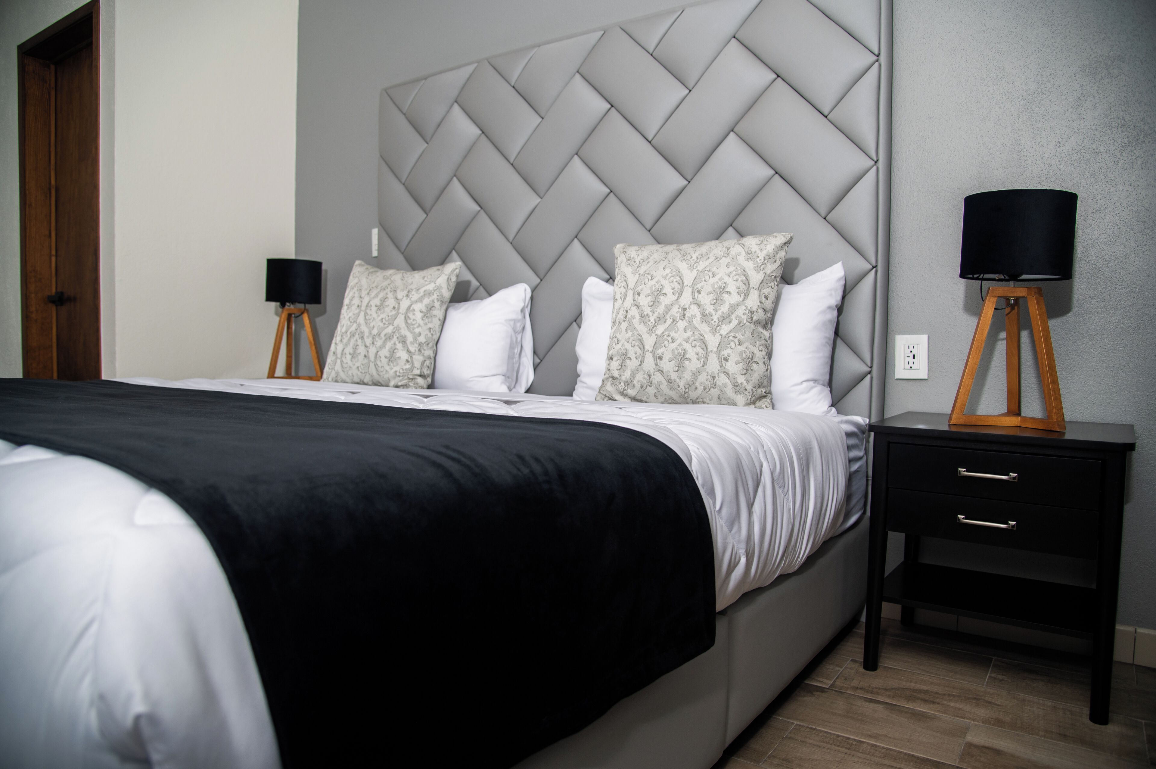 Phòng Deluxe | Bộ đồ giường cao cấp, chăn bông, nệm Select Comfort 