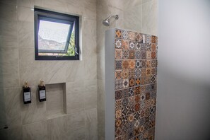 Camera Classic | Bagno | Doccia, asciugamani, sapone, shampoo