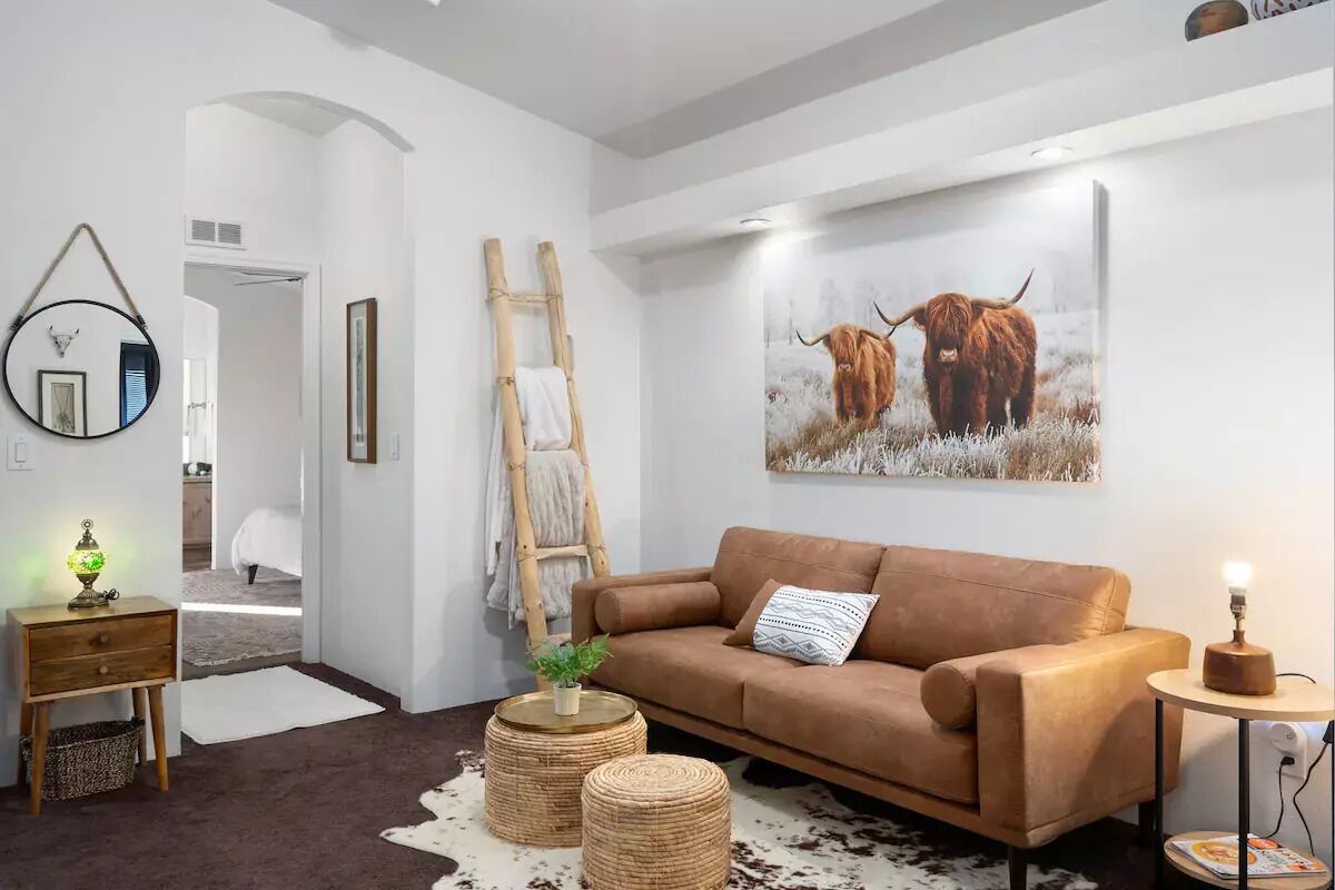 Cozy 2 BR 2 BA w/ King Bed walking distance to DT