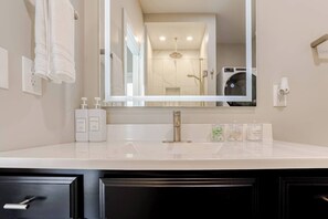 Doccia, asciugacapelli, asciugamani, sapone